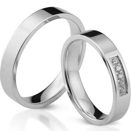 Klassische gerade Ringe aus poliertem Silber, wahlweise mit 5 Zirkonia