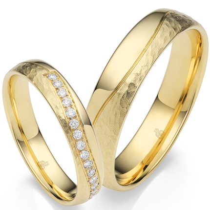 Ring aus Gold mit Hammerschlag und polierter Oberfläche auf Wunsch halb ausgefasst