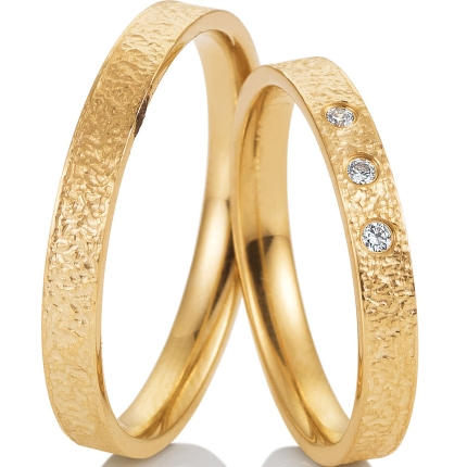 Schmales Ringpaar aus Gold mit strukturierter Oberfläche