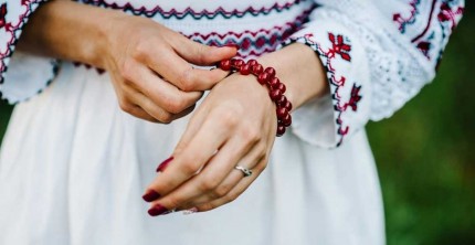 Frau trägt Verlobungsring an der linken Hand