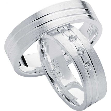 Breite Ringe aus Silber mit längsmatter Oberfläche, diagonalen Fugen und wahlweise Zirkonia