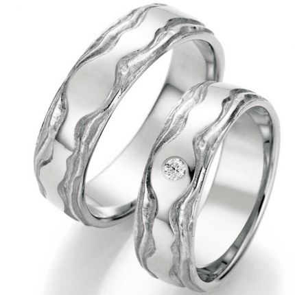 Breite Hochzeitsringe aus Silber mit besonderer Oberflächenstruktur