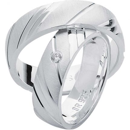 Ungewöhliche Ringe aus Silber mit diagonalem, ungegelmässigen Rillenprofil und wahlweise Zirkonia