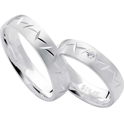 Ungewöhliche Ringe aus Silber mit ungegelmässigen Rillenornament und wahlweise Zirkonia