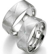 Breites Ringpaar aus Silber mit ungewöhlicher Oberfläche und bis zu 5 Brillanten