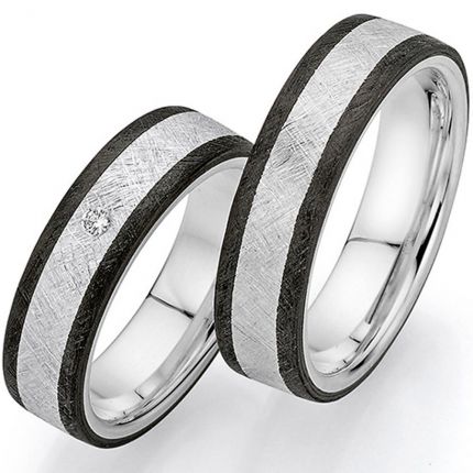 Breite Ringe aus eismattem Silber mit Carbonrändern