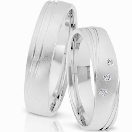 Ringe aus Silber mit verspielten Oberflächen wahlweise mit 3 Brillanten